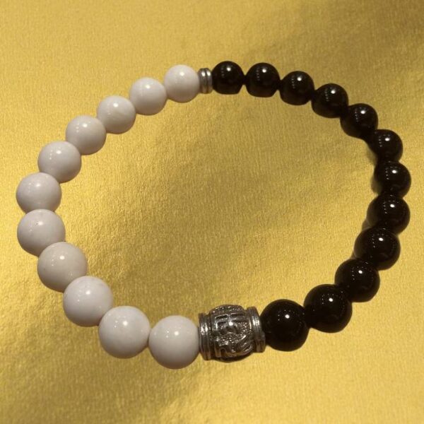 Kagyló és Ónix karkötő Om Mani mantrás osztóval
