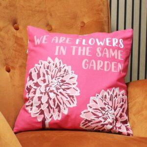 Egyek vagyunk - We are flowers in the same garden párnahuzat pamutból