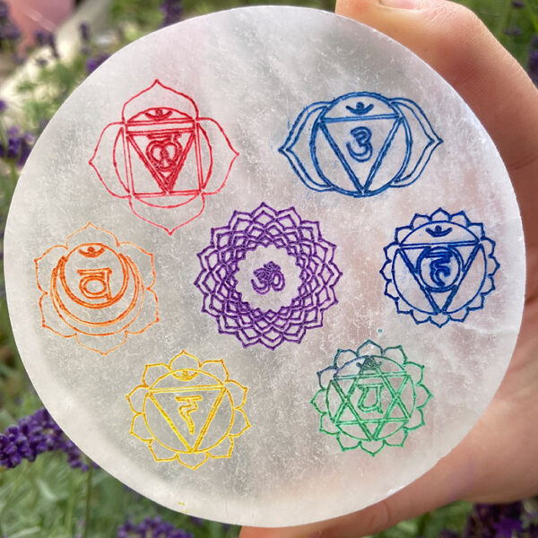 Szelenit energetizáló hangoló alátét 7 csakra szimbólumos 10cm