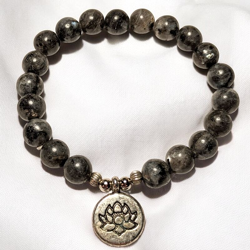 Larvikit ásványkarkötő lótusz szimbólumos medállal