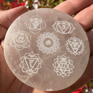 Szelenit energetizáló hangoló alátét 7 csakra szimbólumos 8cm