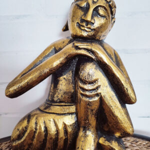 Ülő arany Buddha szobor fából