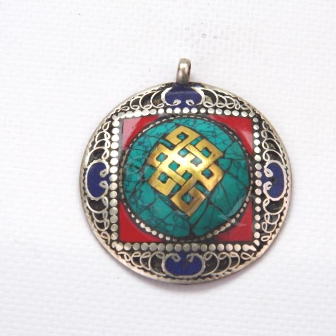 Végtelen csomó motívumos medál