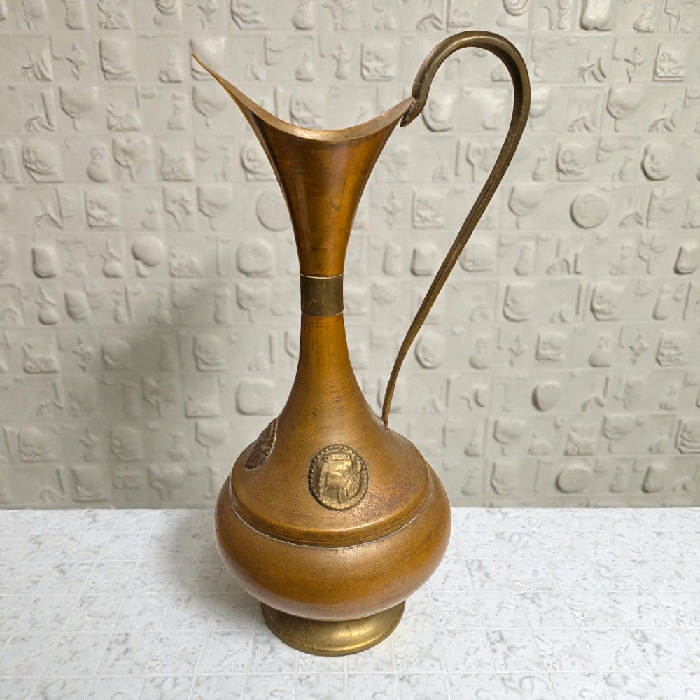 Indiai sárgaréz rituális kancsó hosszú nyakkal